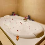 Body Scrub + Jacuzzi + Aromatherapy